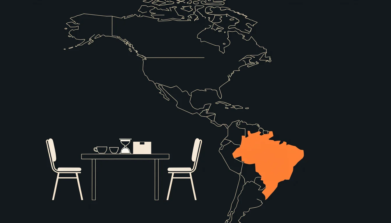 Mapa das Américas com a América do Norte em dourado e o Brasil pintado de laranja, e entre os dois uma mesinha de reunião com duas cadeiras vazias, duas xícaras de café, uma ampulheta e uma caixa de papelão